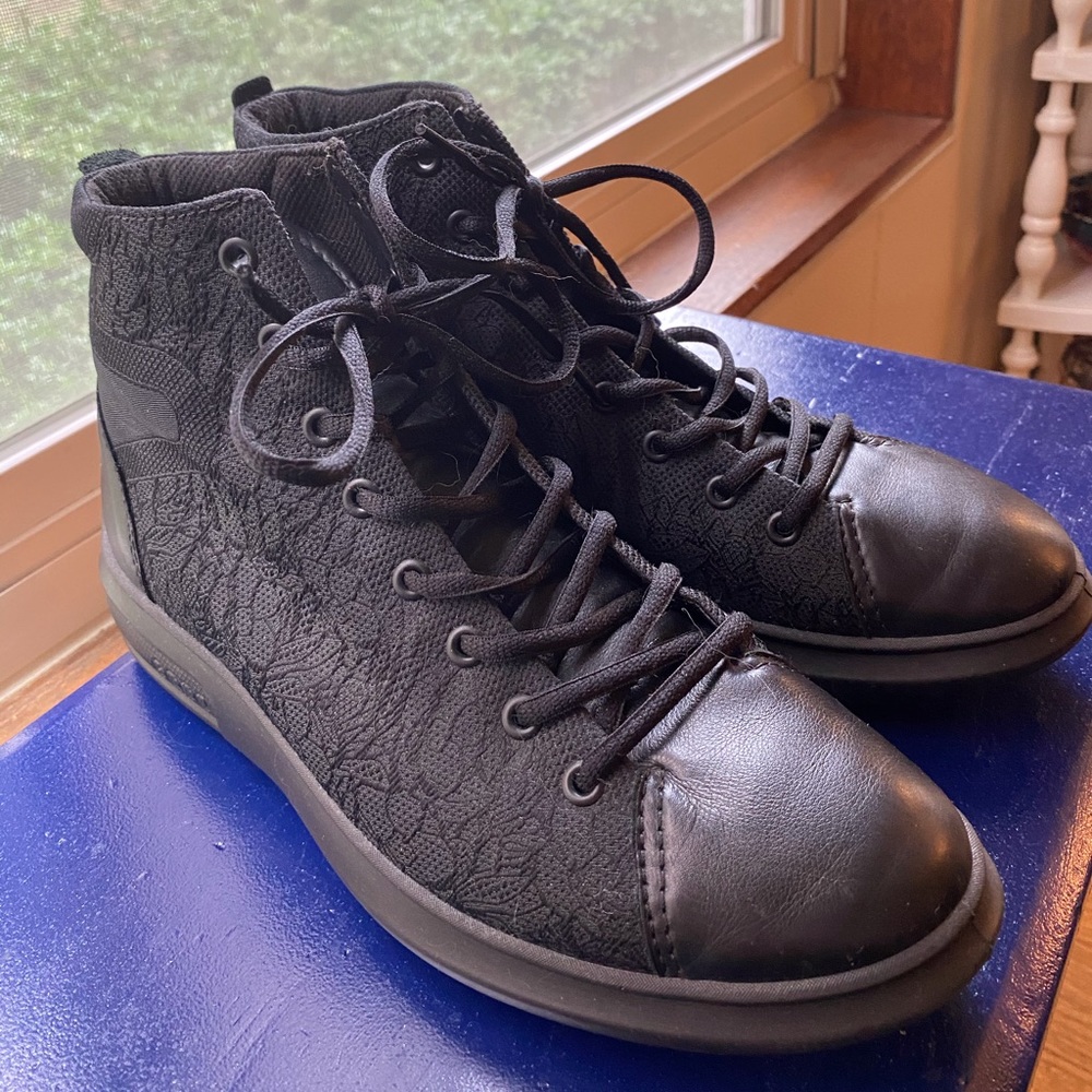 Ecco lace up high top black lace design sneakers